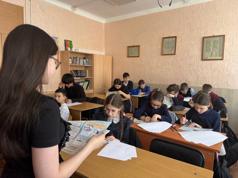 Школьники работают с географическими материалами