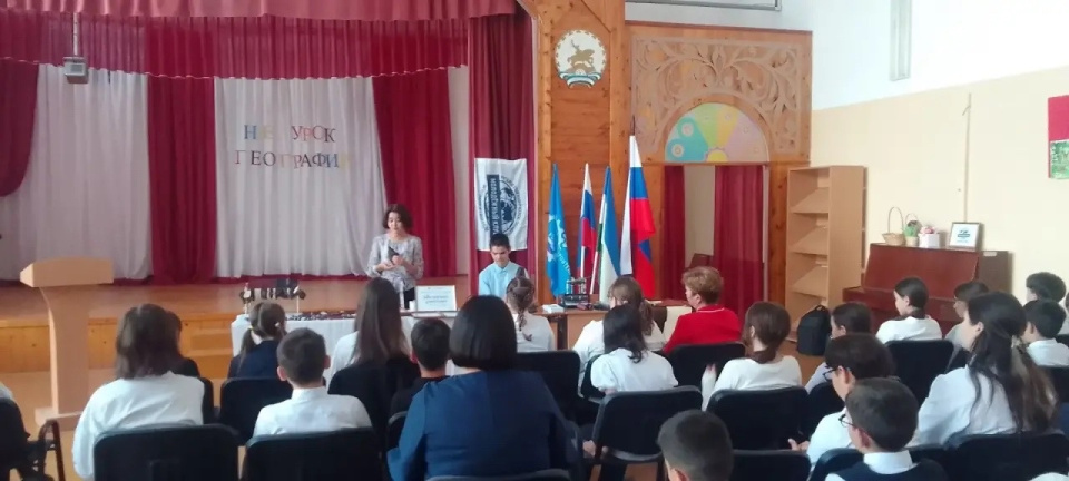 Ведущие «НЕурока географии» на сцене