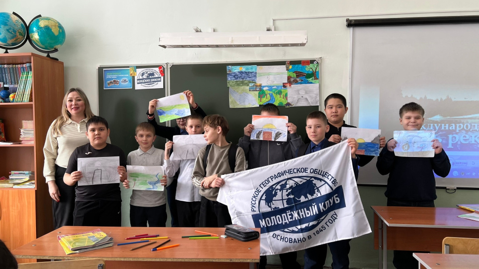 Активисты клуба "ЭКОГЛОБУС" со своими рисунками для конкурса