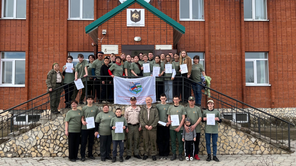  Групповое фото победителей с дипломами на крыльце администрации парка
