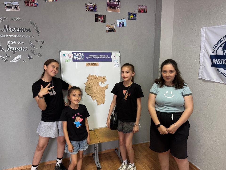 Участницы мероприятия у карты Республики Башкортостан
