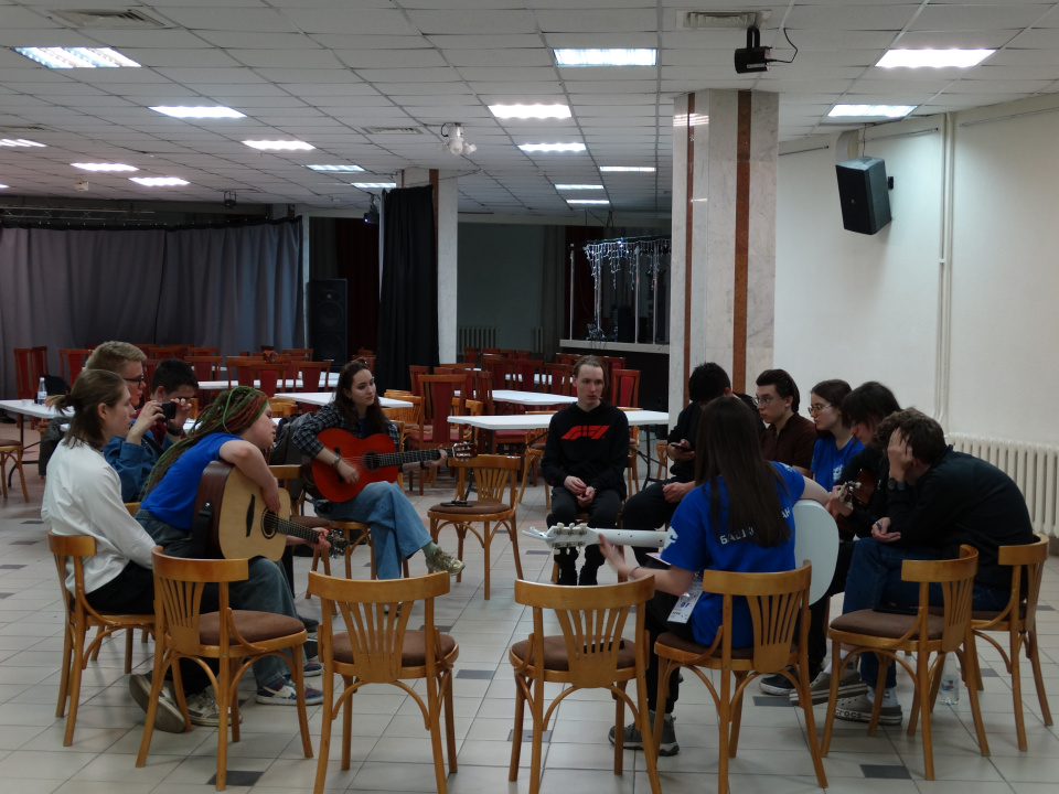Вечер с гитарой в кругу участников