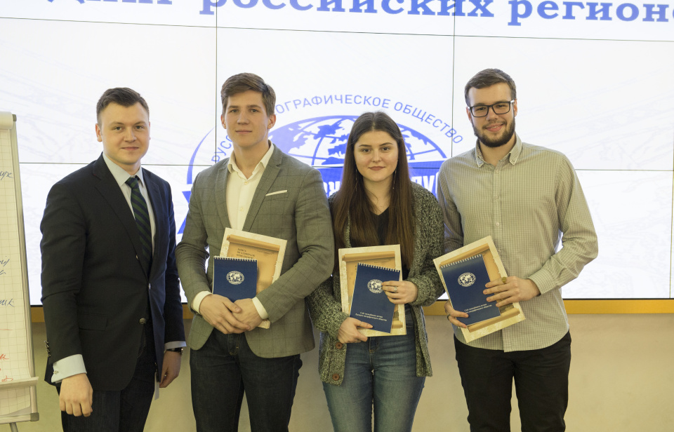 Модератор мероприятия и команда разработчиков лучшего бренда 