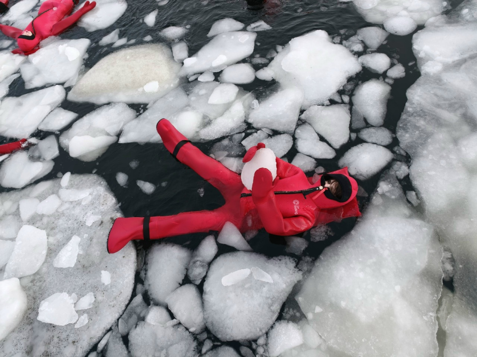 Незрячая Ольга Ванина во время айсфлоатинга в Мурманске