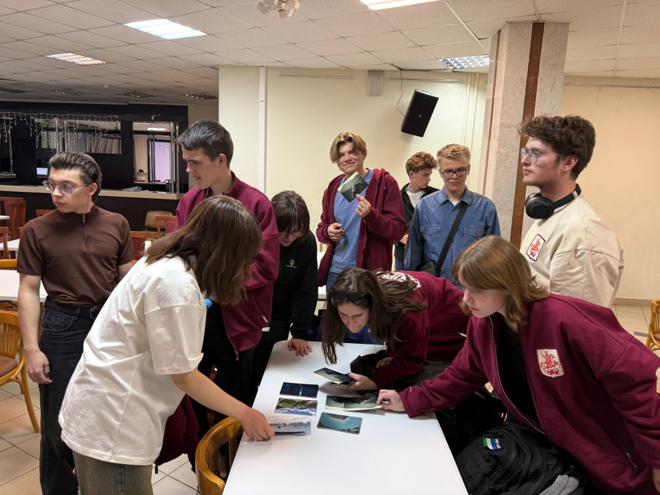 Участники изучают фотографии и карты за столом