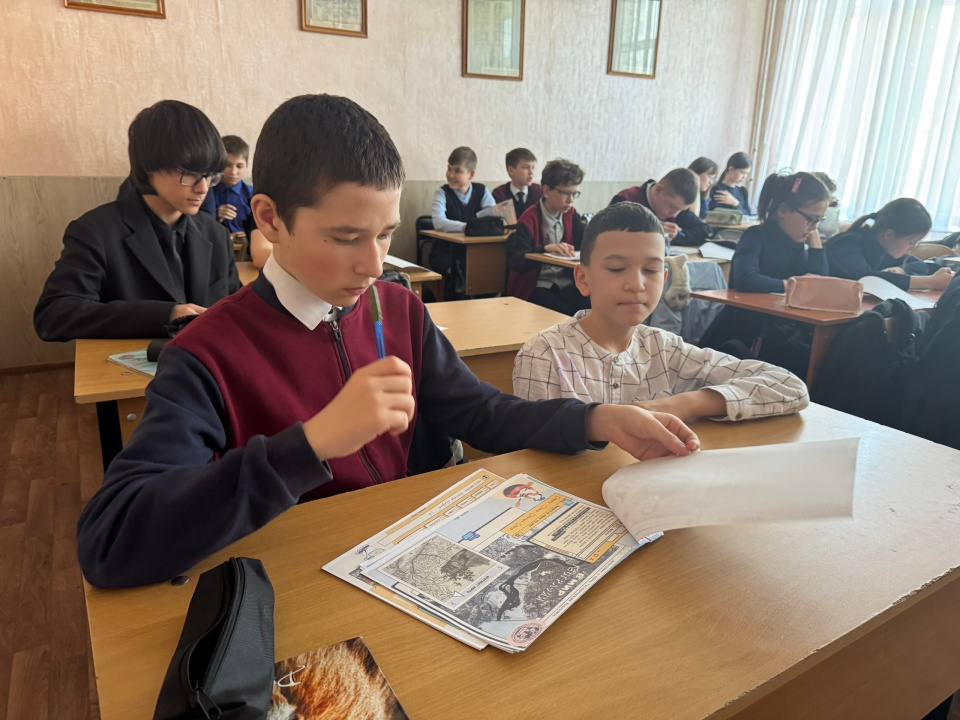 Участники выполняют задания диктанта