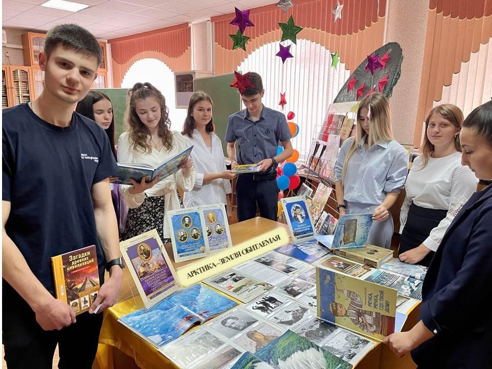 Книжная выставка "Арктика - земля обитаемая", организованная на площадке акции "Ночь географии" в АЮТ