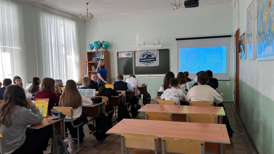 Участники мероприятия во время выполнения заданий диктанта