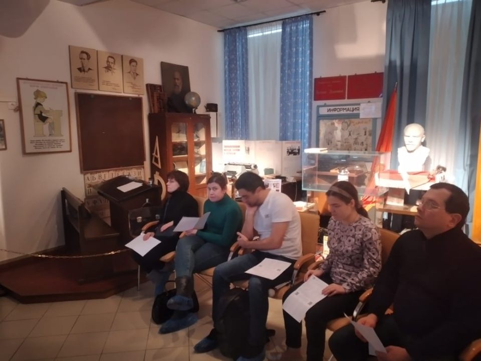 Реабилитанты СПб ГБУ "Центр медико-социальной реабилитации инвалидов по зрению" смотрят фильм "Когда небо улыбается" с тифлокомментариями в ожидании начала диктанта