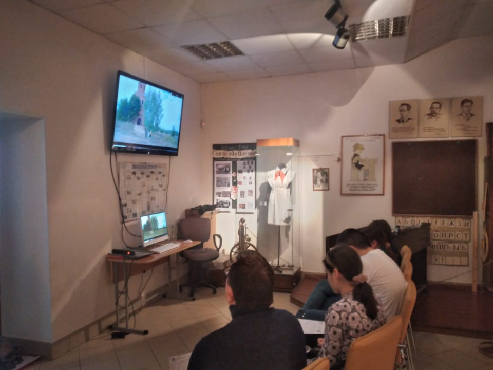Реабилитанты СПб ГБУ "Центр медико-социальной реабилитации инвалидов по зрению" смотрят фильм "Когда небо улыбается" с тифлокомментариями в ожидании начала диктанта
