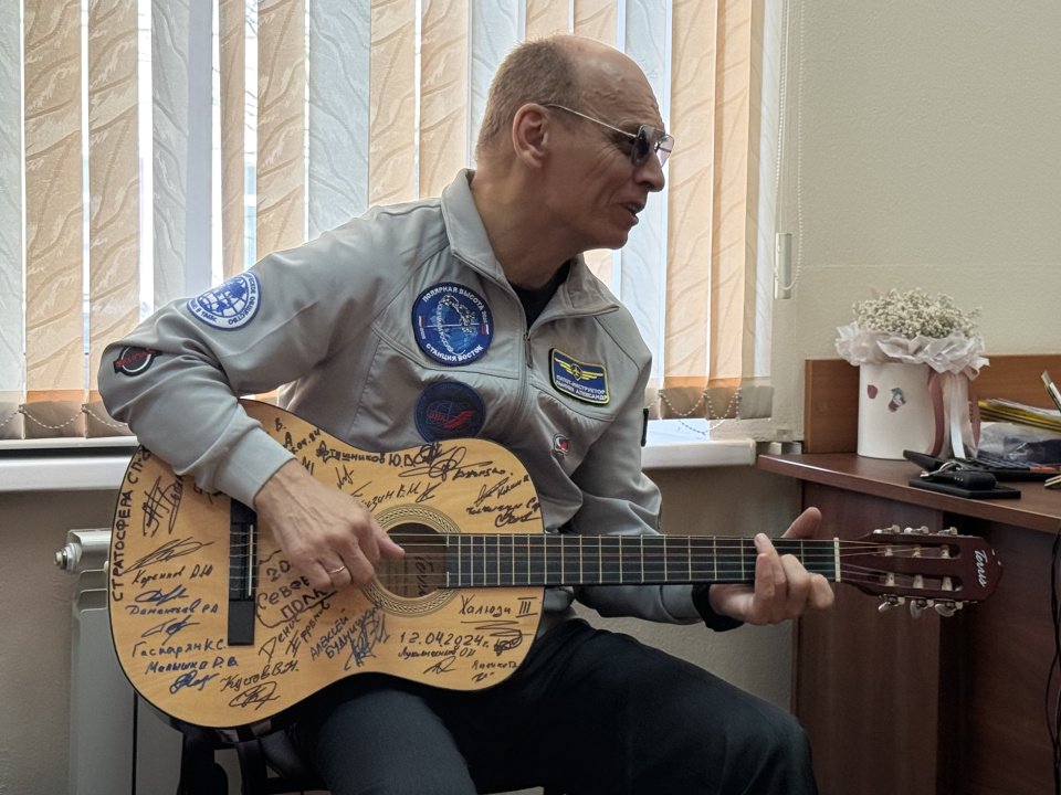 Александр Лынник исполнил песни на гитаре с автографами экспедиционеров