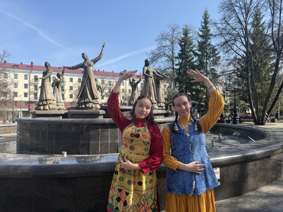  Участницы флешмоба у фонтана Семь девушек