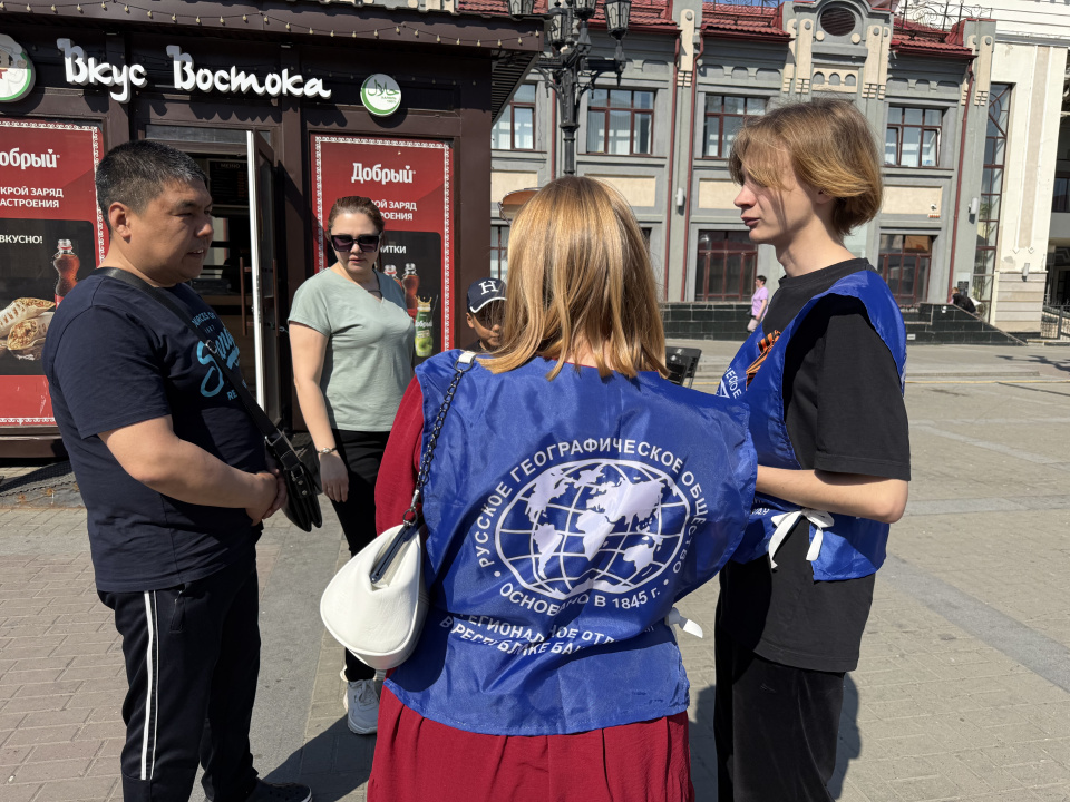 Активисты Молодёжного центра РГО Республики Башкортостан общаются с жителями города во время патриотической акции