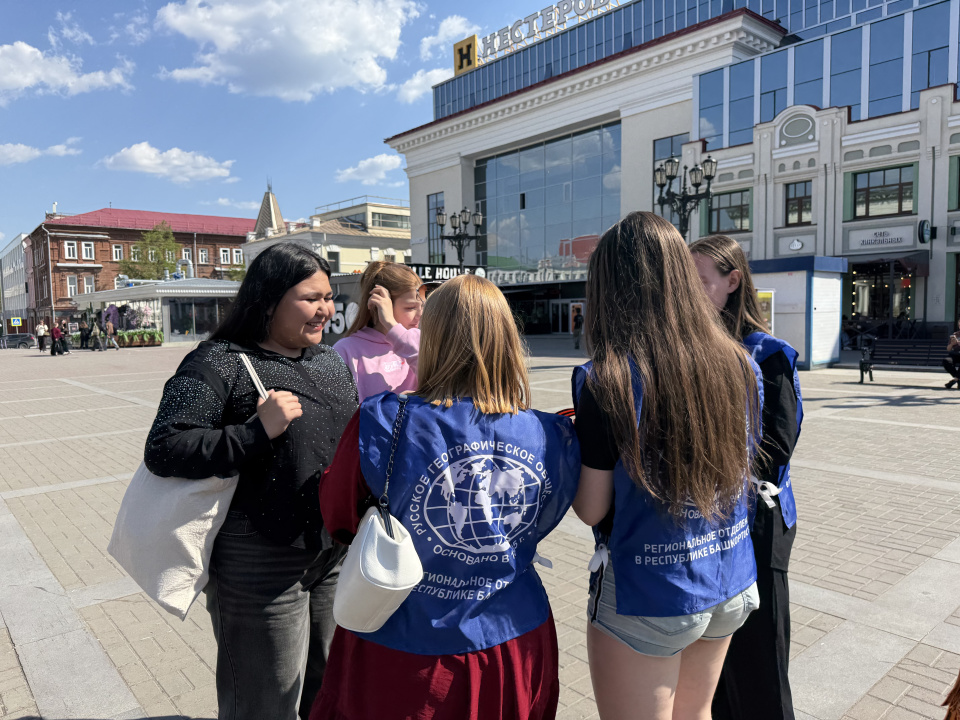 Волонтёры общаются с жителями города