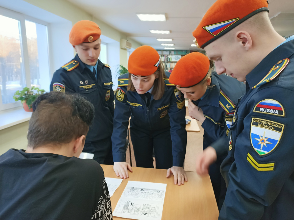 Курсанты Уральского техникума "Рифей" выполняют задания