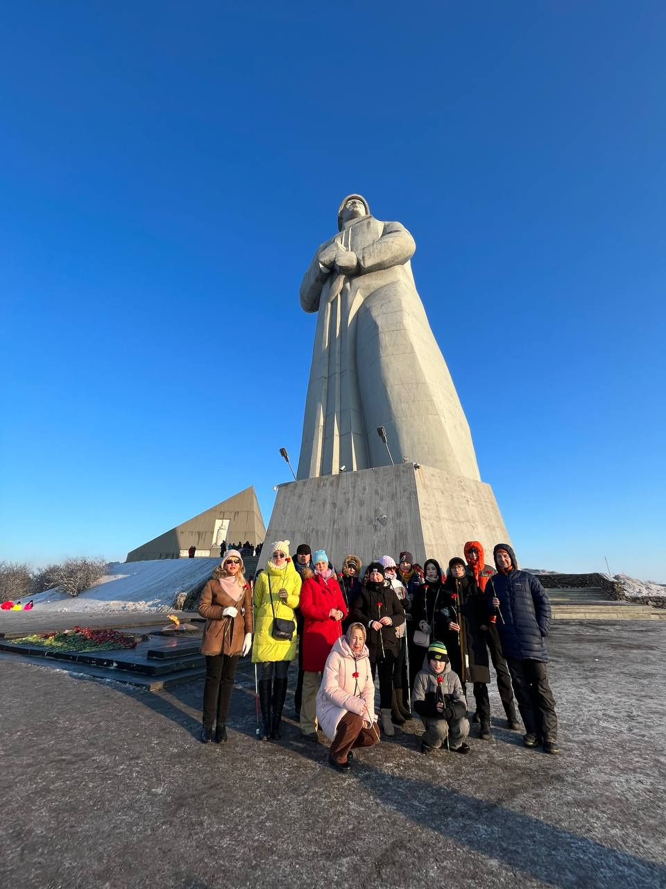 Незрячие участники экспедиции у мемориала «Защитникам Советского Заполярья в годы Великой Отечественной войны»