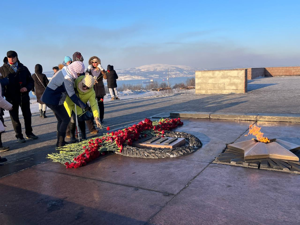 Возложение цветов к мемориалу «Защитникам Советского Заполярья в годы Великой Отечественной войны» незрячими участниками экспедиции
