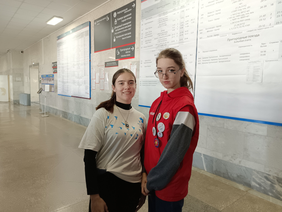 Активисты МК РГО "Салют" Ангелина Соколова и Амина Джашеева - волонтеры музея "Поезд Победы" в Армавире