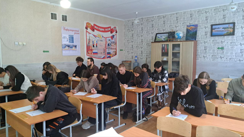 Пишут диктант
