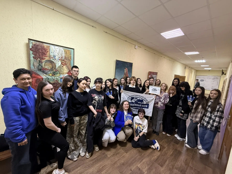 Общая фотография с флагом РГО