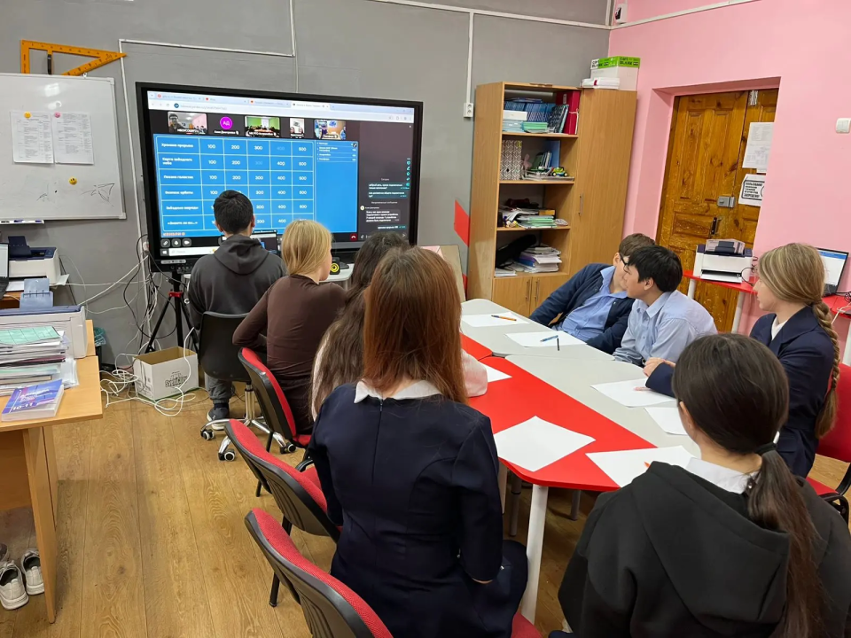 Игровое поле викторины с категориями вопросов о космосе