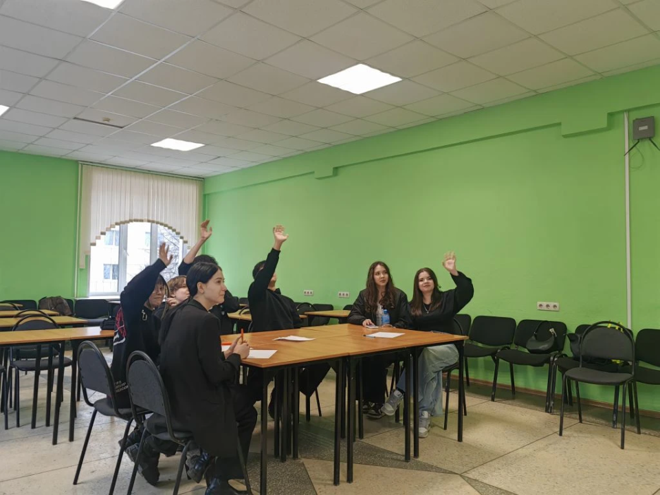 Участники телемост-квиза отвечают на вопросы викторины