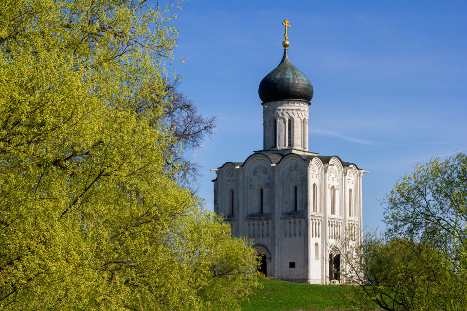 Весенние красоты храма Покрова на Нерли
