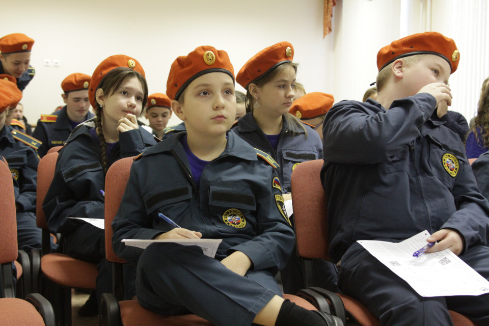 Кадеты школы 340 слушают вопросы Диктанта