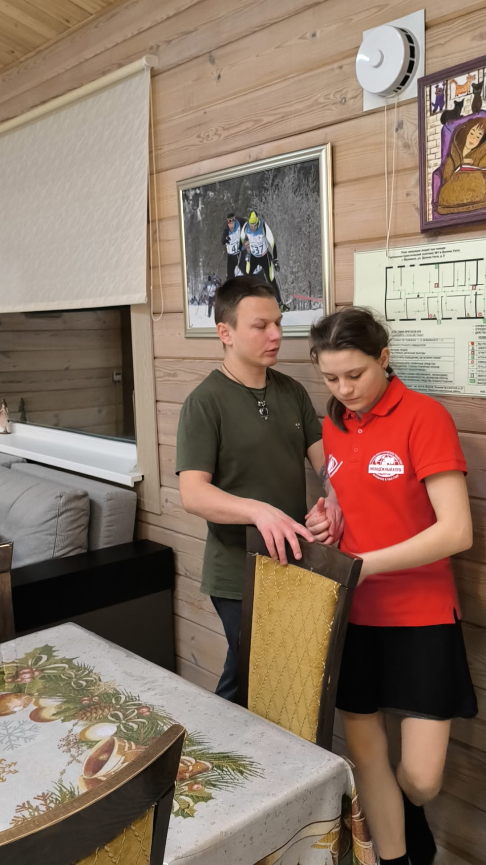 Волонтёр Маргарита Капошкина знакомит незрячего Влада с пространством гостевого дома