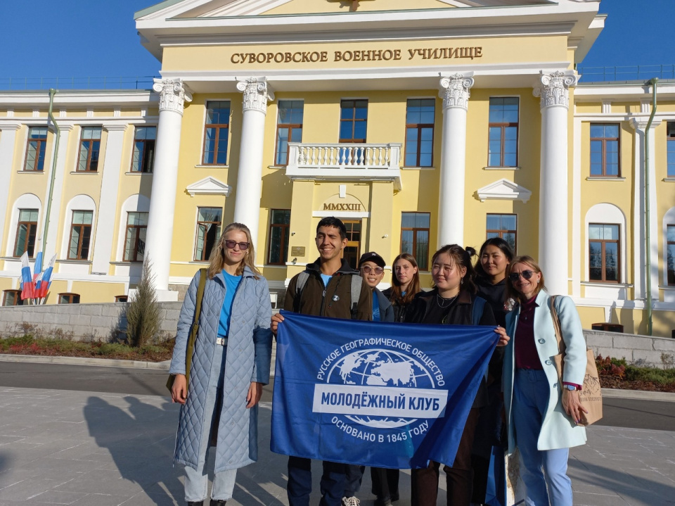 Активисты клуба у здания Суворовского училища