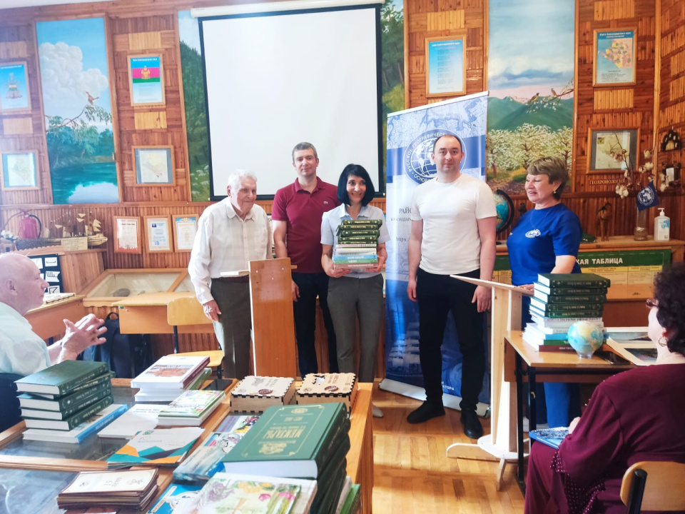 Вручение книг детской художественной школе, члену РГО Фрумкиной Екатерине