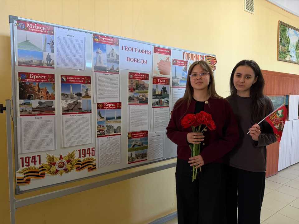 Активисты клуба у экспозиции о городах-героях Великой Отечественной войны