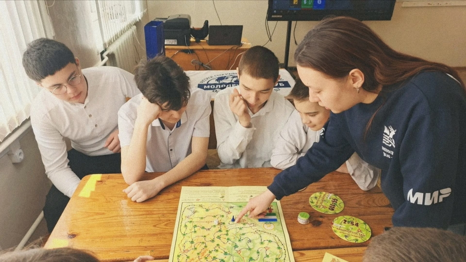 Ребята играют в игру-ходилку по карте Башкортостана
