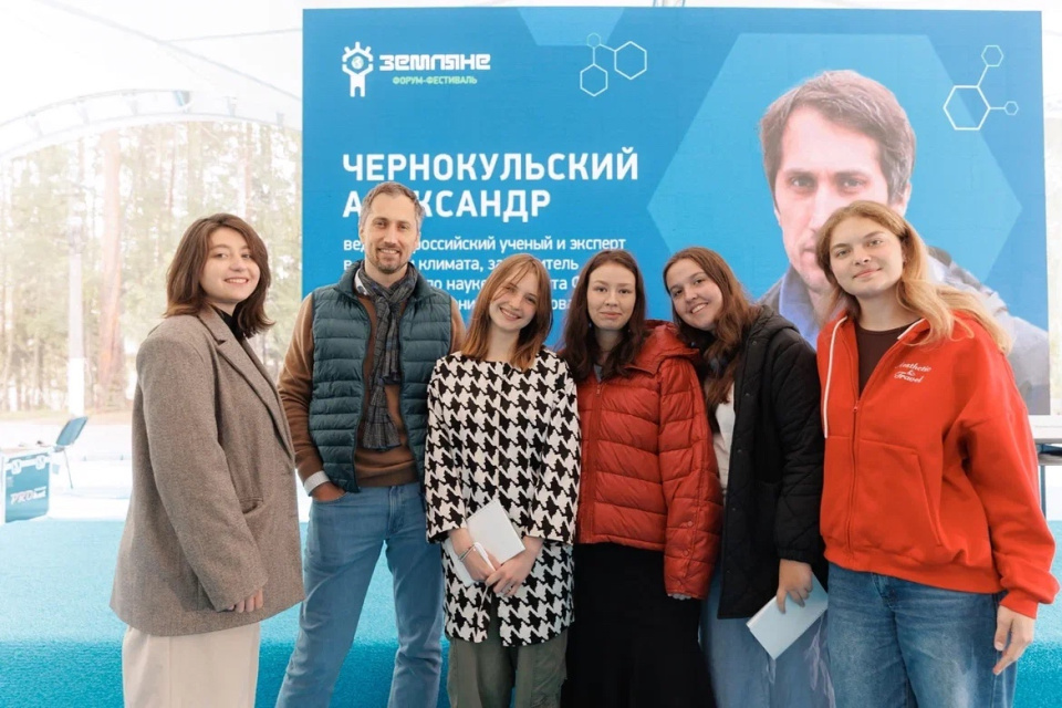 С одним из спикеров