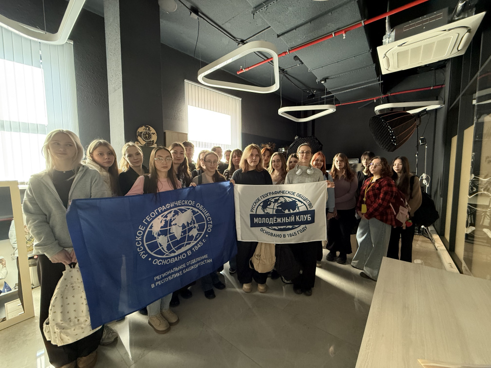 Участники экскурсии с флагами