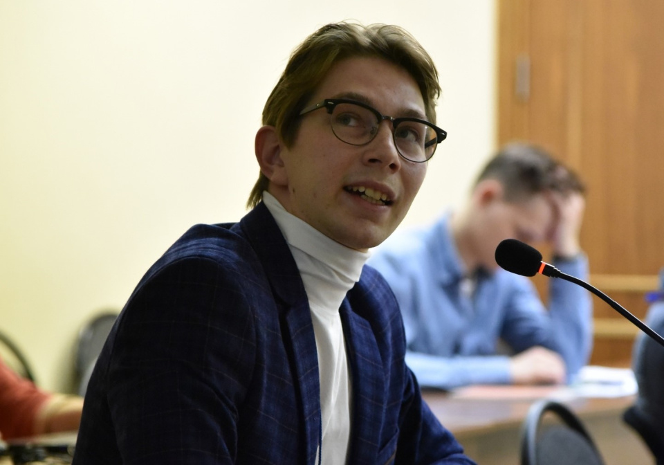 Кирилл Галямов выступает с докладом