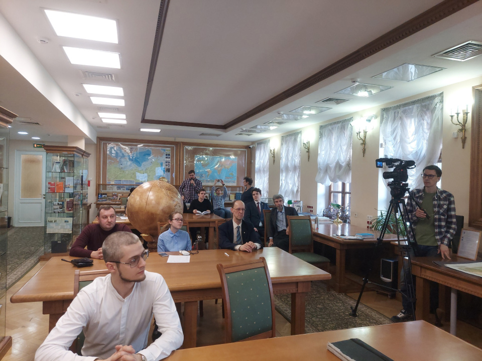 Активист клуба Олег Крутов задает вопрос лекторам