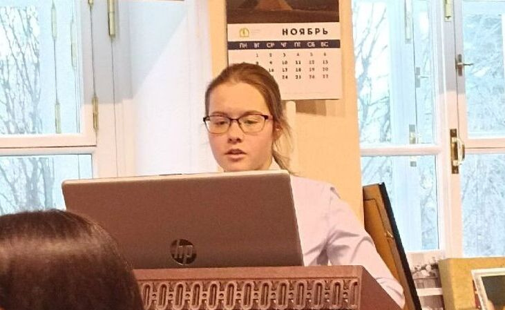 Екатерина Якушева выступает с докладом
