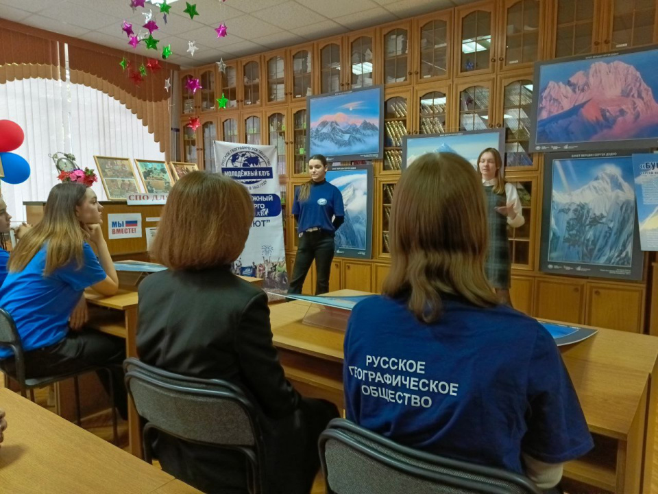 Выставка "Букет вершин Сергея Дудко" в АЮТ