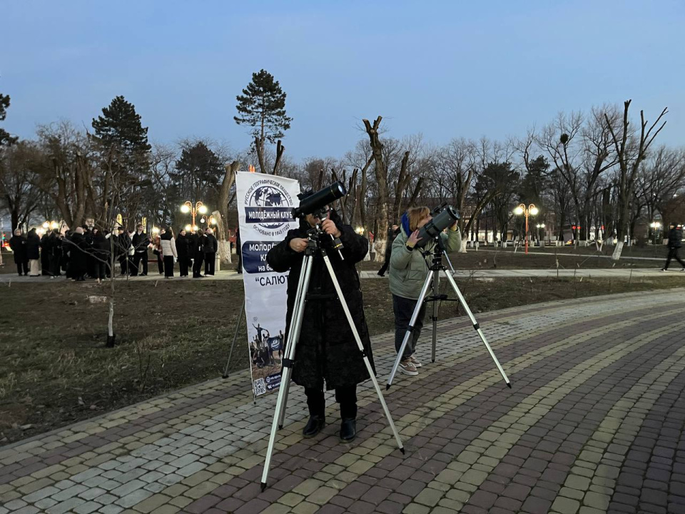 Наблюдение за Венерой в Армавире: более 100 участников посетили площадку тротуарной астрономии, организованную МК РГО "Салют"