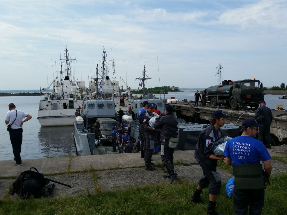 Погрузка на десантный катер "Серна". Ленинградская военно-морская база. Кронштадт. Июнь 2016 года