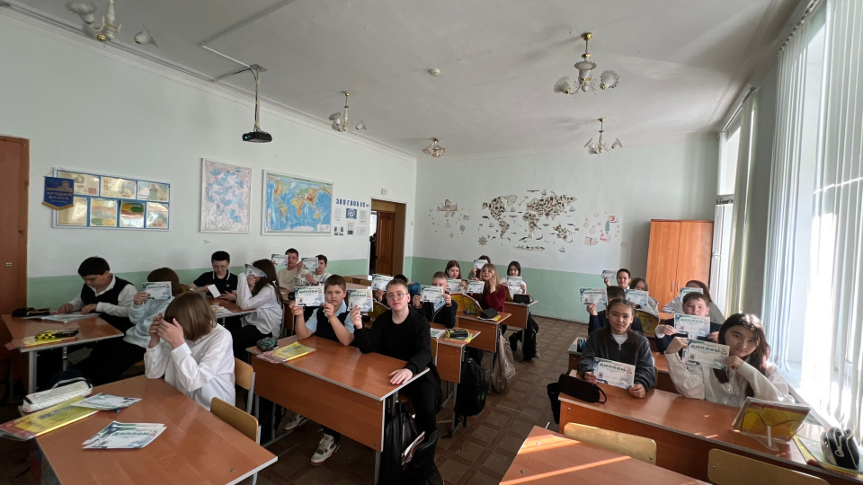 Учащиеся 6 класса с дипломами после прохождения диктанта