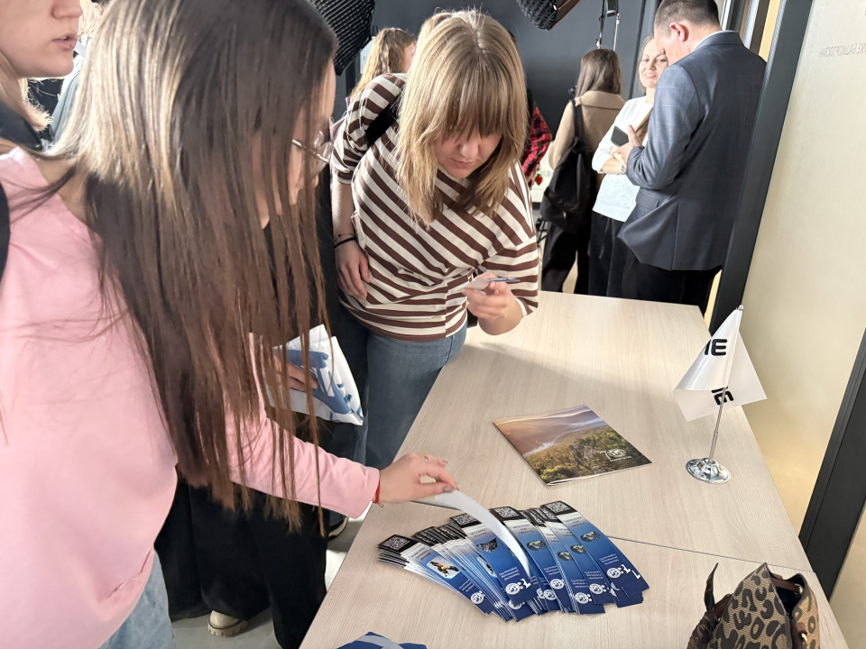 Студенты изучают информационные материалы