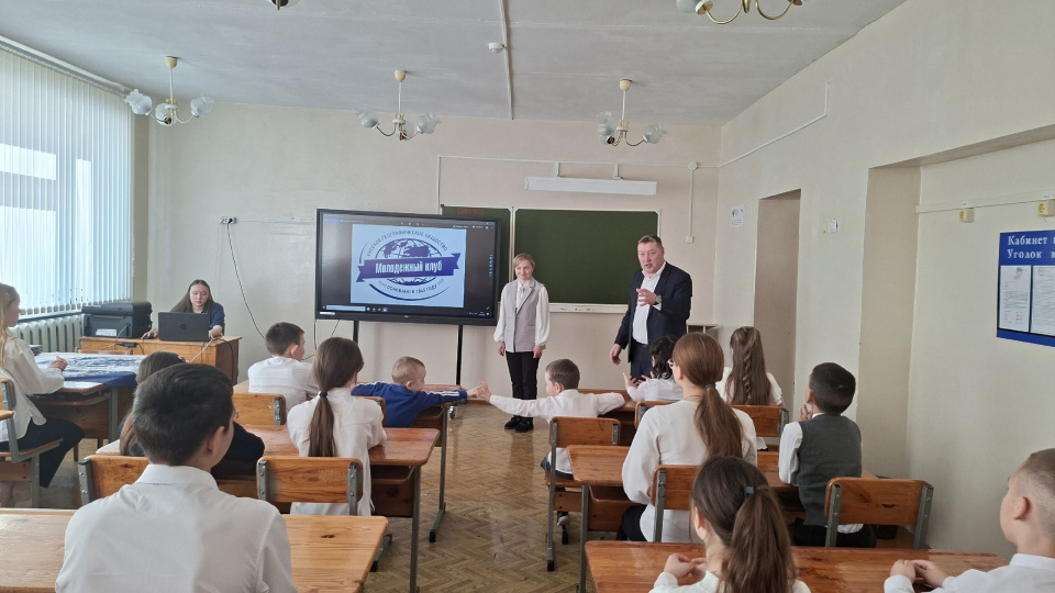 Выступление организаторов перед активистами клуба