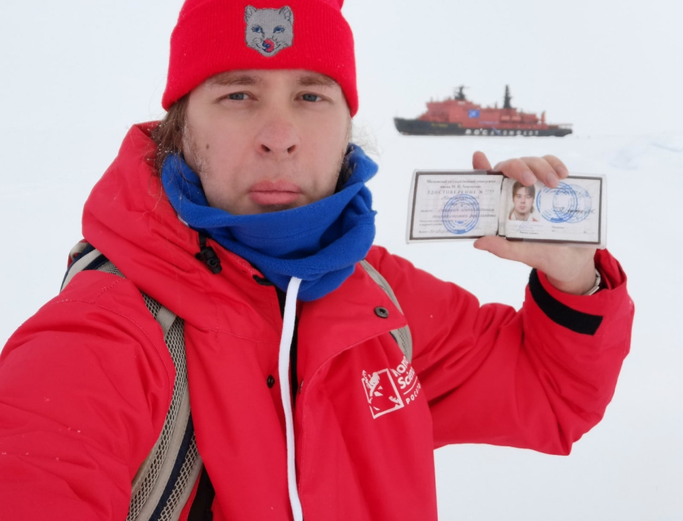 Привет МГУ от географов с Северного полюса (90°N 00' 00''). Лето 2022 г. 