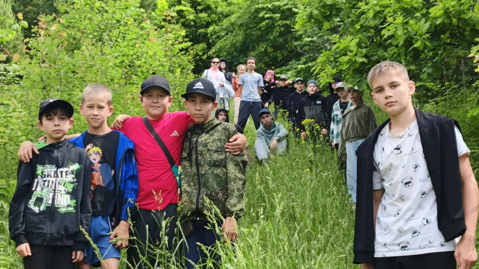 Общий план группы в лесу