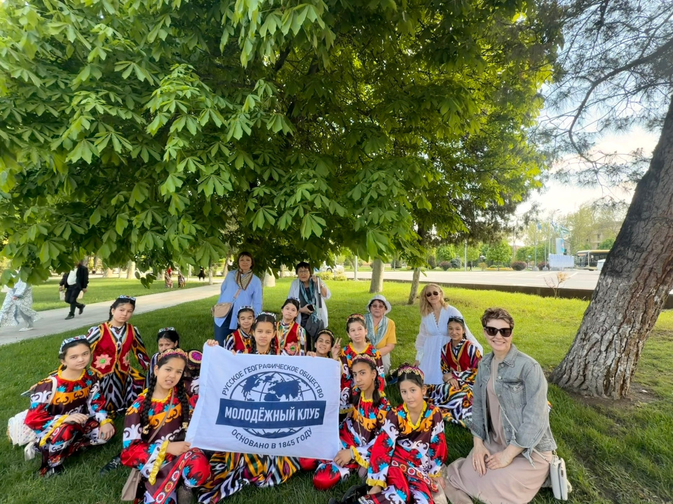  Участники Молодёжного клуба РГО Азимут плюс на встрече в парке Самарканда