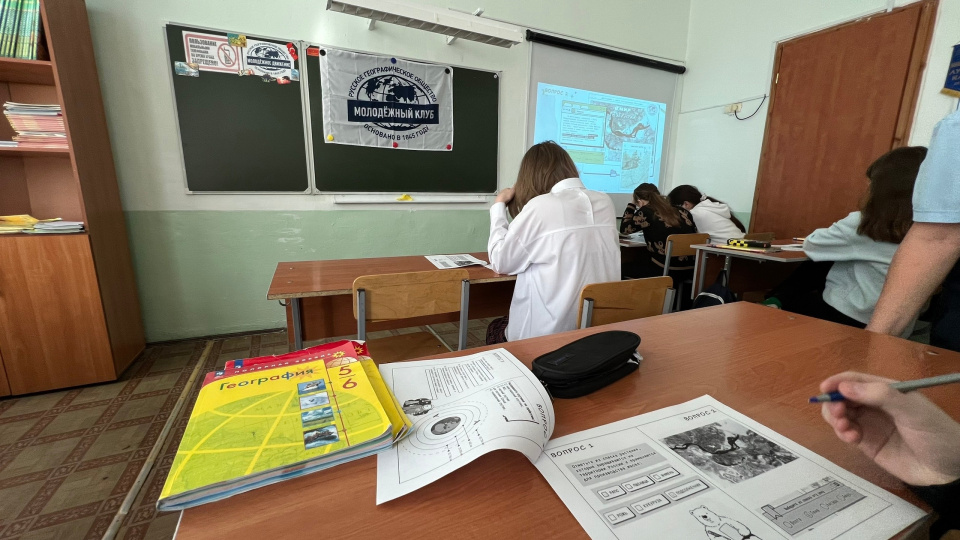Участники мероприятия во время выполнения заданий диктанта