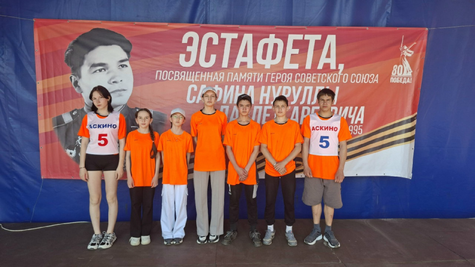 Активисты МК РГО «Казанчинцы» с баннером легкоатлетической эстафеты