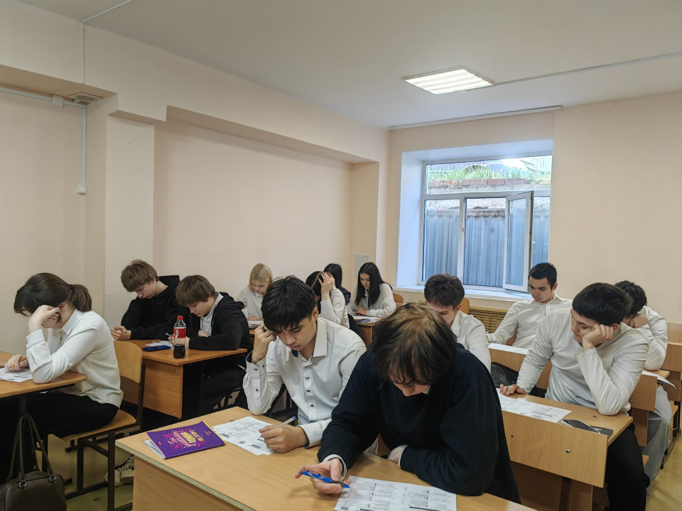 Процесс написания Экодиктанта в аудитории колледжа